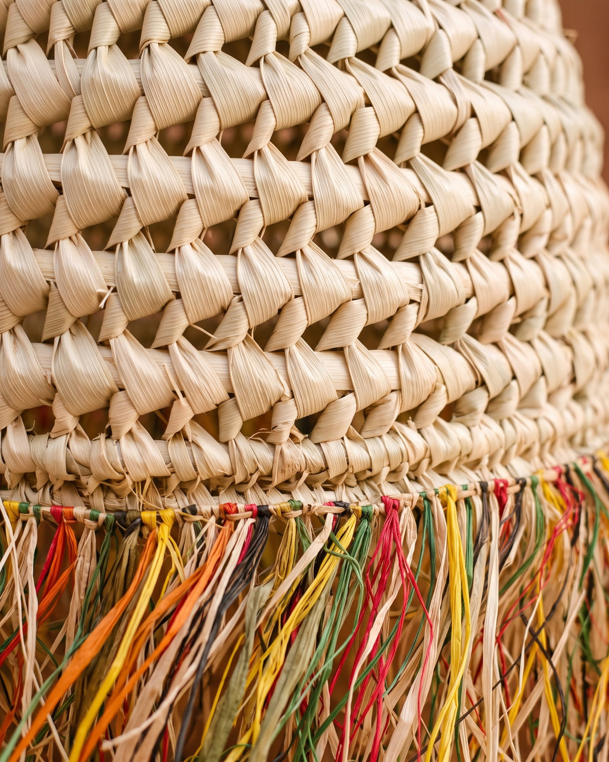 AFOURER - Suspension en osier - Cloche Franges Multicolores — détail du tressage