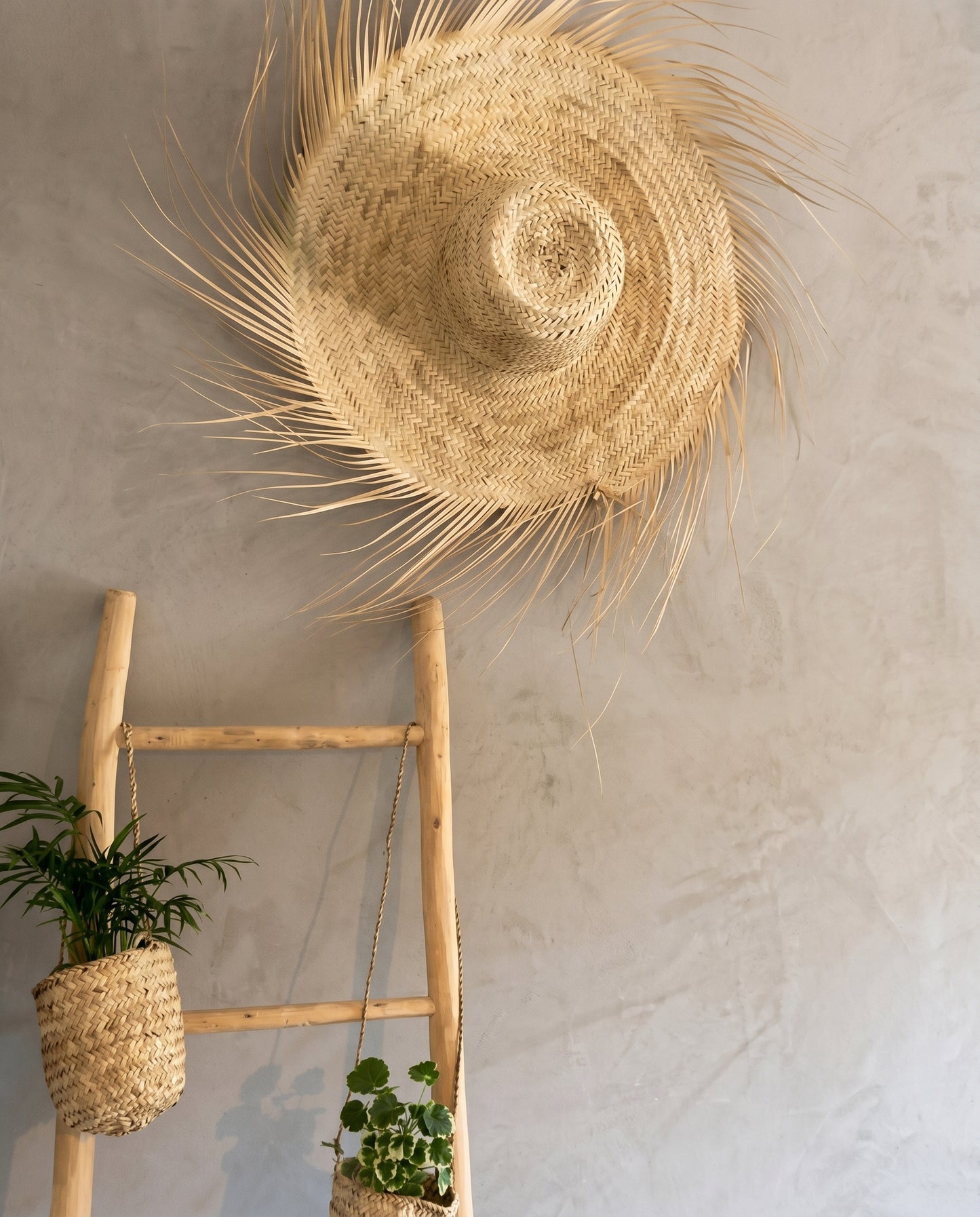 AMALOU - Chapeau mural en palme - Franges naturelles