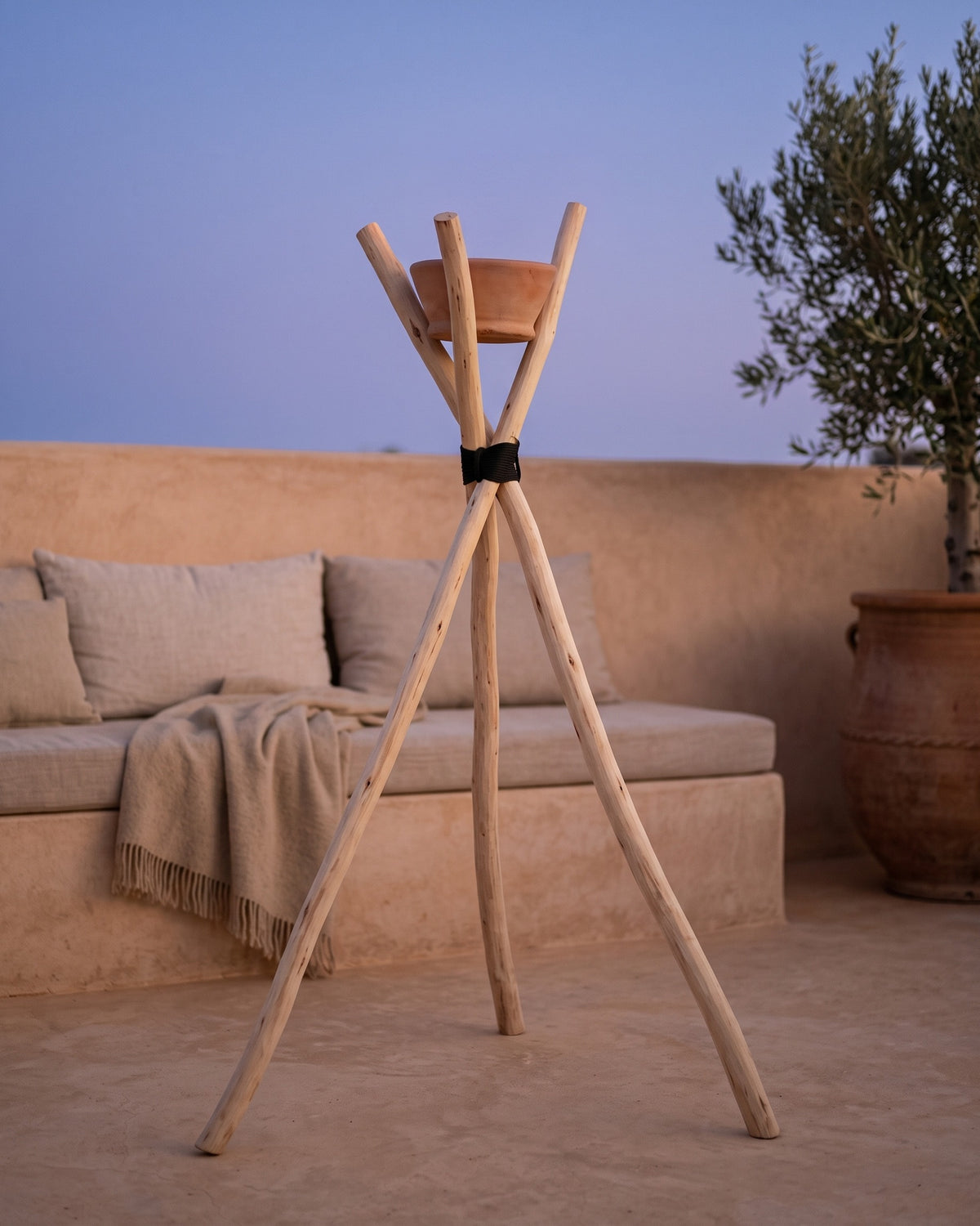 SEHEB - Porte-bougie trépied en bois naturel — mise à l'échelle 150 cm