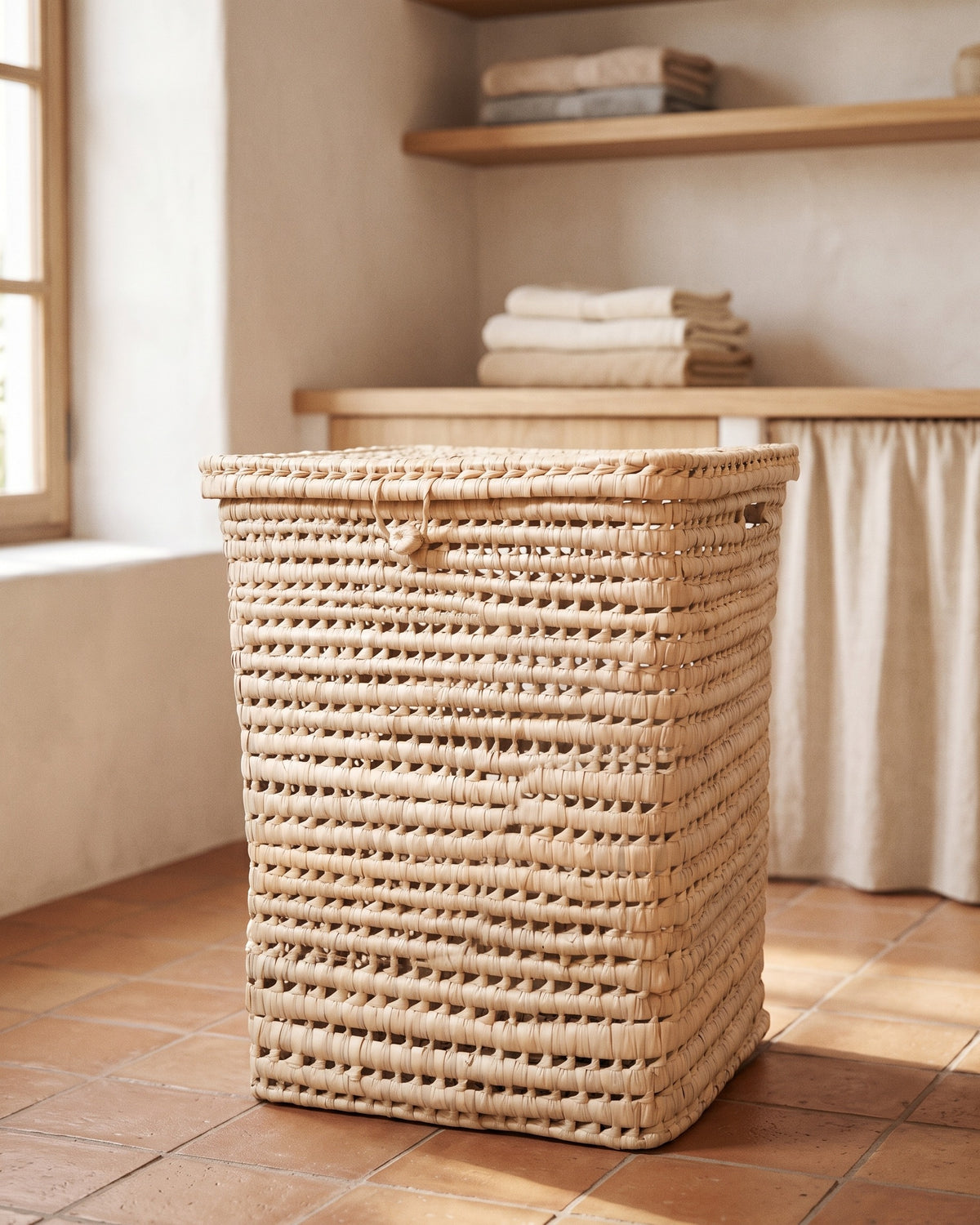 TAMGHART - Panier à linge en palme - Carré — en situation 55 cm